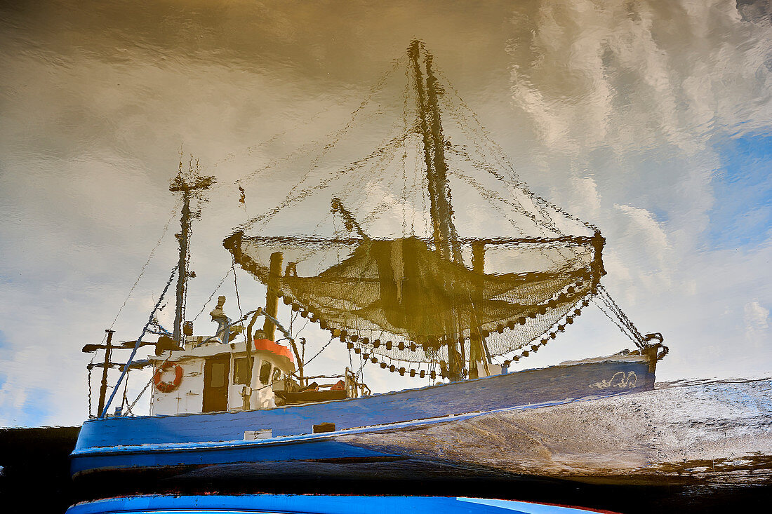 Krabbenkutter im Nordseehafen, Dorum, Niedersachsen, Deutschland