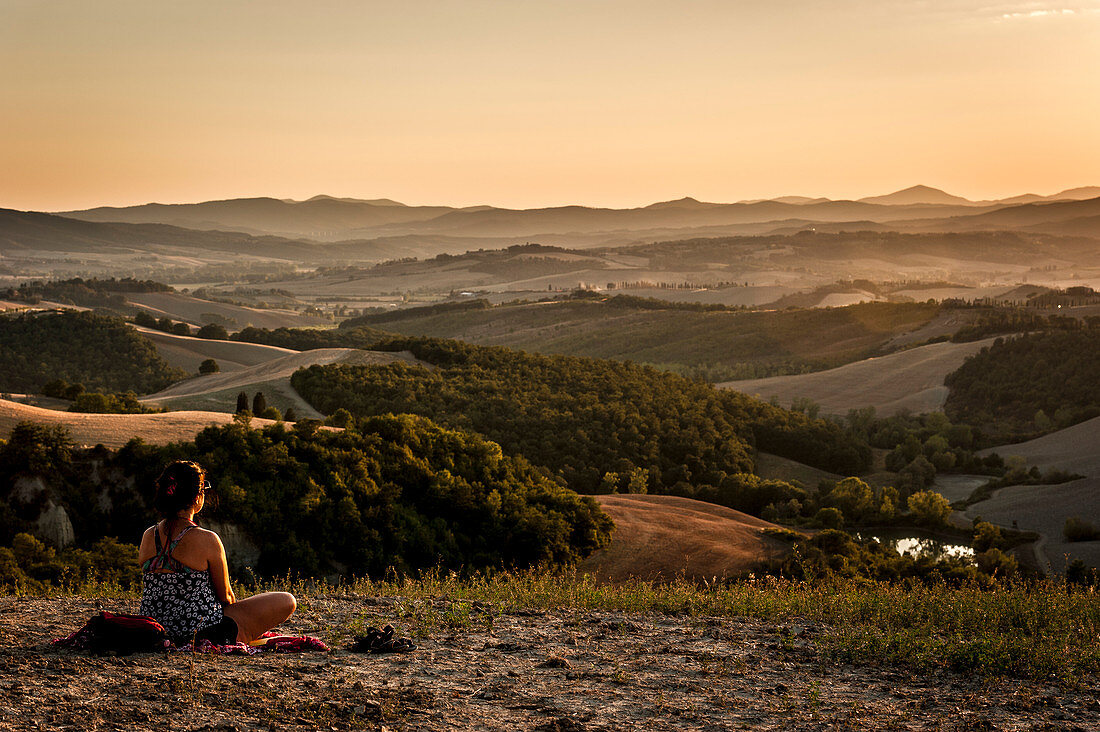 Junge Frau bei Meditation im Abendlicht, Buonconvento, Toskana, Italien