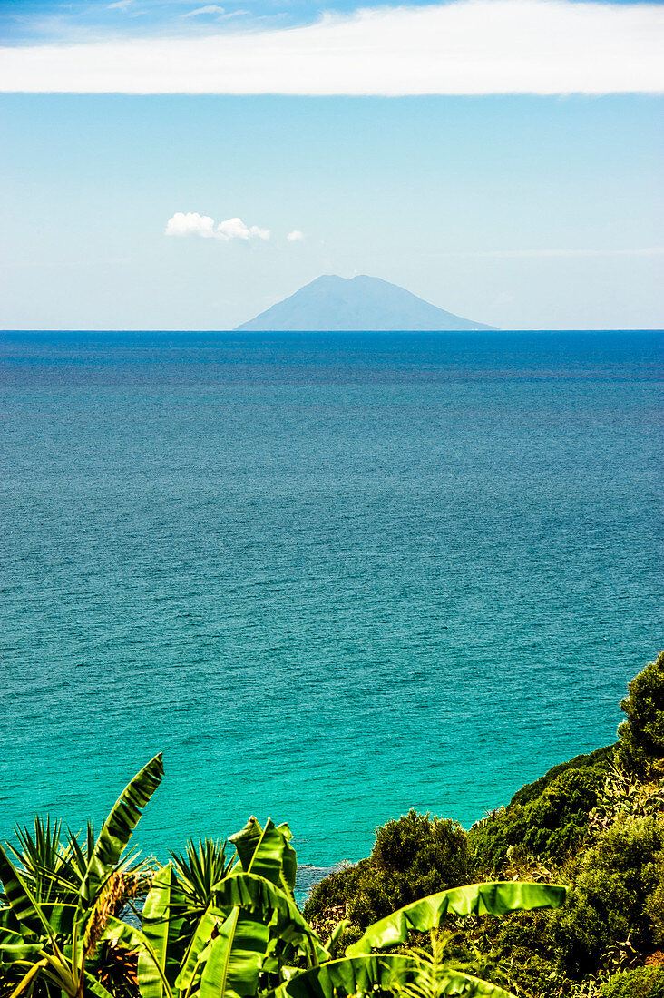 Blick auf den Vulkan Stromboli mit Meer im Vordergrund