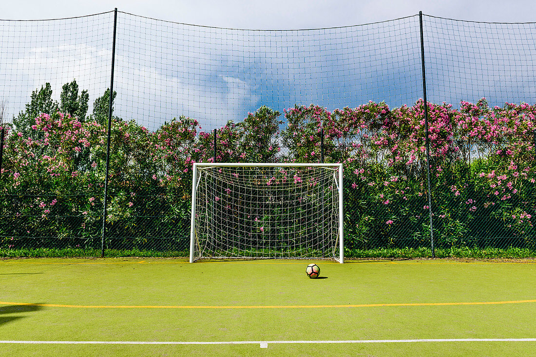 Sportplatz mit Fussballtor, Italien