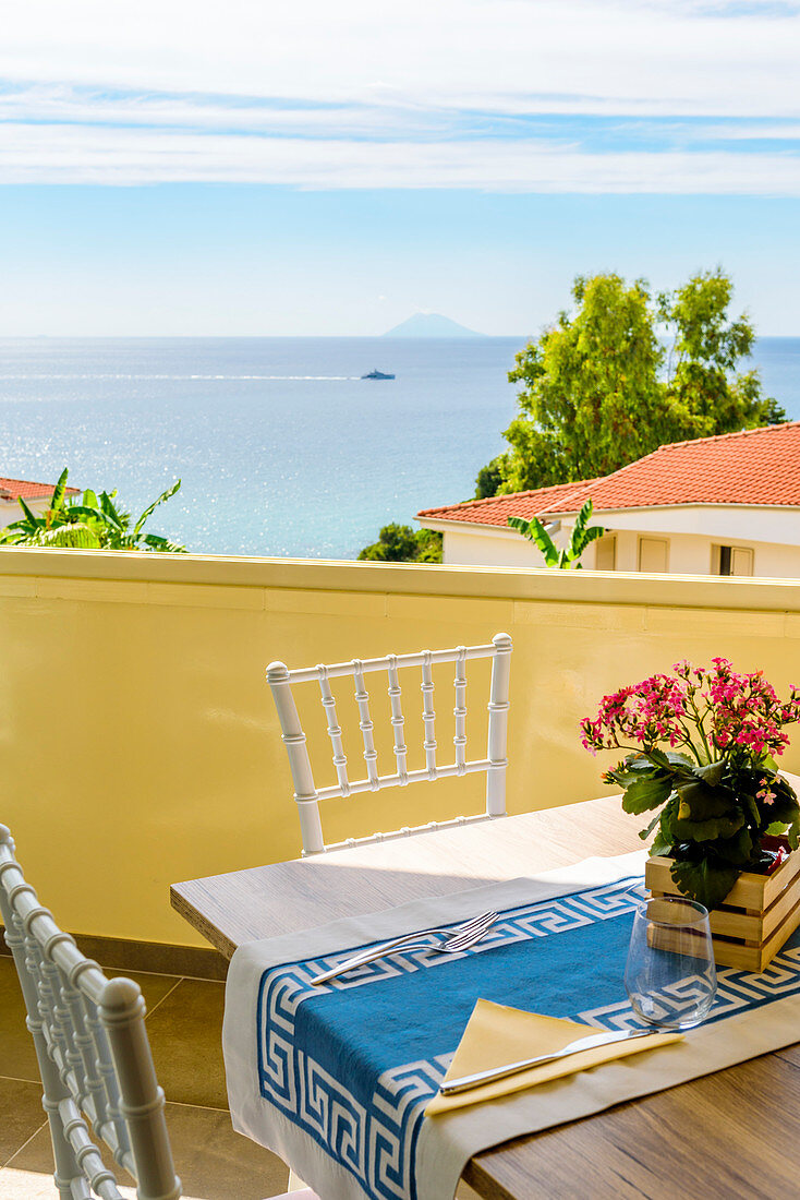 Tisch in einem Restaurant mit dem Stromboli am Horizont, Kalabrien, Italien