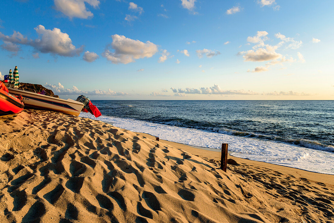 Abendlicher leerer Strand vor dem Stromboli, Kalabrien, Italien