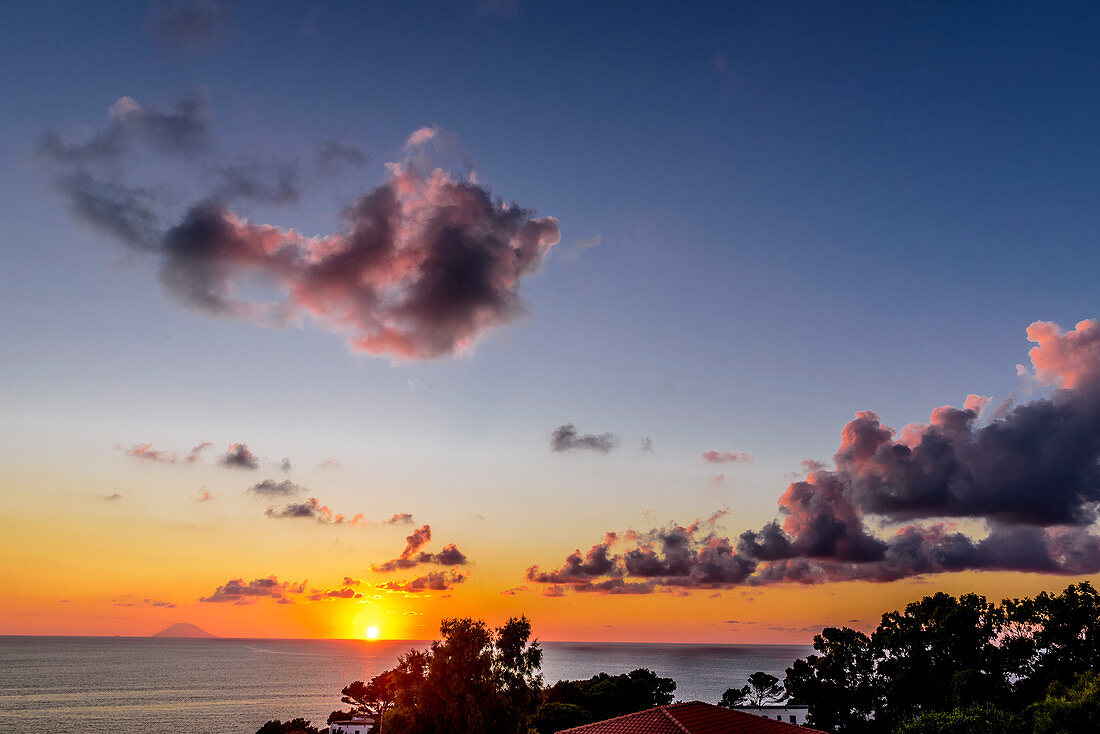 Sonnenuntergang am Strand vor dem Stromboli, Kalabrien, Italien