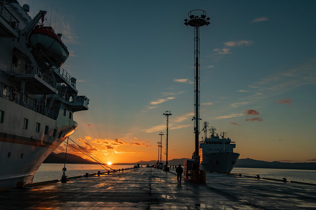 Das Expeditionskreuzfahrtschiff MS Bremen (Hapag-Lloyd Cruises) liegt in den frühen Morgenstunden neben dem Pier in Ushuaia, Feuerland, Patagonien, Argentinien, Südamerika