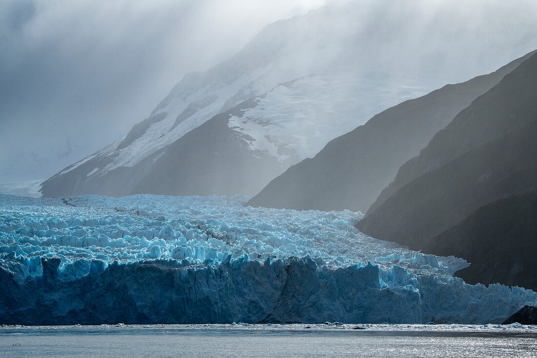 Blick auf die rechte Seite des Gletschers, eingefangen in einem kurzen Schneegestöber, Garibaldi-Gletscher, nahe Beagle-Kanal, Nationalpark Alberto de Agostini, Magallanes y de la Antartica Chilena, Patagonien, Chile, Südamerika