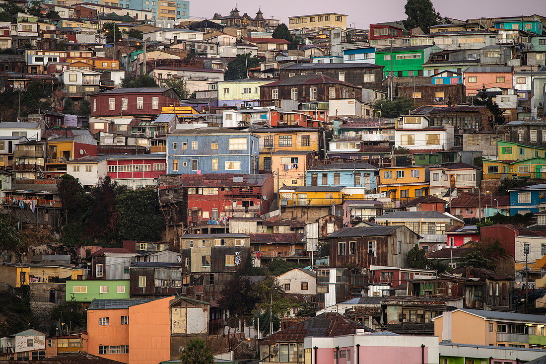 Die hügelige Stadt ist bekannt für ihre dicht gedrängten Häuser in jeder Form und Farbe, Valparaiso, Valparaiso, Chile, Südamerika