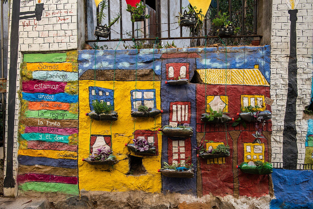 Eine charmante Miniatur-Wohnszene in einer der vielen engen Gassen der Stadt, Valparaiso, Valparaiso, Chile, Südamerika