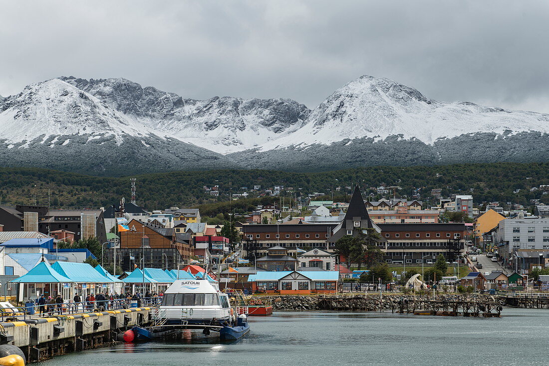 Blick auf die geschäftige Stadt, die der Ausgangspunkt für die meisten Antarktis-Kreuzfahrten ist, Ushuaia, Feuerland, Patagonien, Argentinien, Südamerika