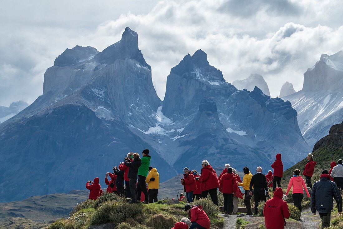 Touristen wetteifern um den besten Platz, um die schroffen, ikonografischen "Türme" des Bergmassivs zu fotografieren, Nationalpark Torres del Paine, die Magallanes und die Antarktis Chilena, Patagonien, Chile, Südamerika
