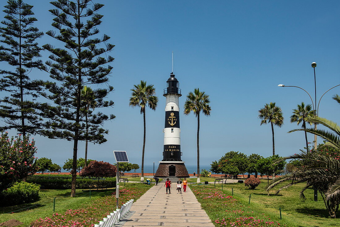 Besucher fotografieren den Leuchtturm von La Marina (22 m über dem Meeresspiegel) im wohlhabenden Stadtteil Miraflores in Callao, nahe Lima, Peru, Südamerika