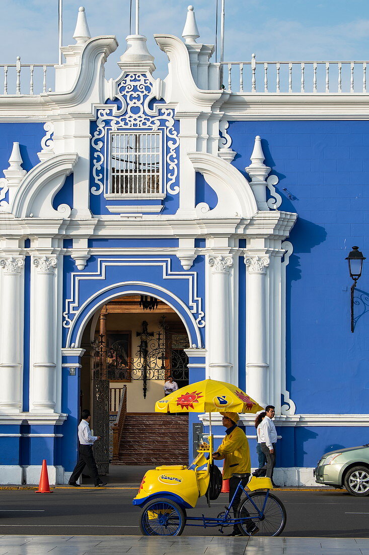 Der reich verzierte blau-weiße Eingang zur kolonialen Banco Central auf der Plaza de Armas in Trujillo, La Libertad, Peru, Südamerika