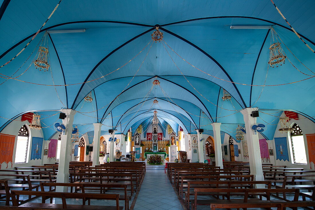 Buntes Interieur einer Kirche mit blauen Deckenbögen, Fakarava Atoll, Tuamotu-Inseln, Französisch-Polynesien, Südpazifik