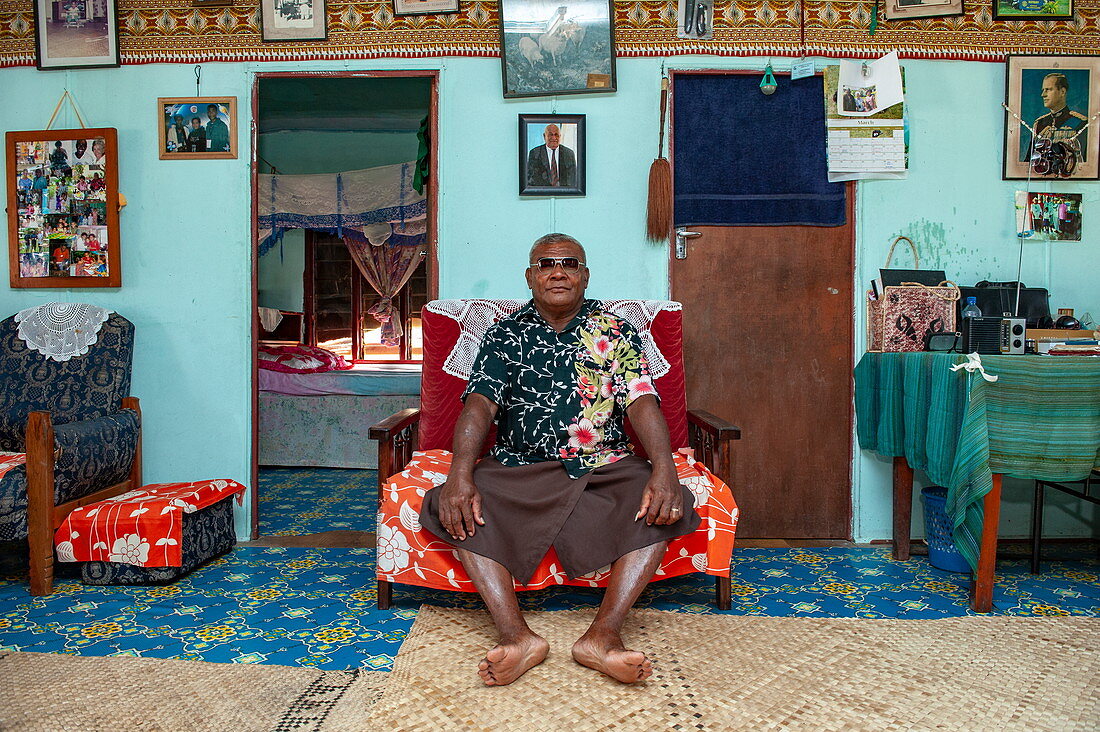 Der örtliche Häuptling begrüßt Besucher vor seinem Haus, Mamanuca Islands, Fidschi-Inseln, Südpazifik