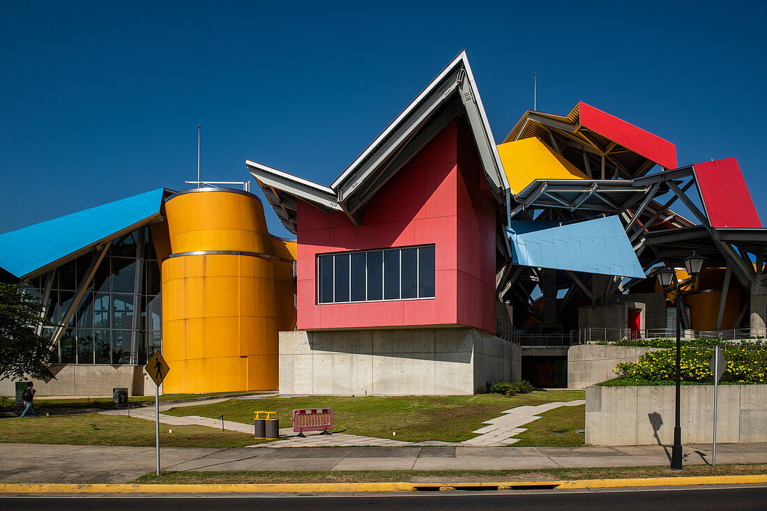 Bunte Fassade von Frank Gehrys Biomuseo (Museum der Naturgeschichte Panamas), Panama City, Panama, Mittelamerika