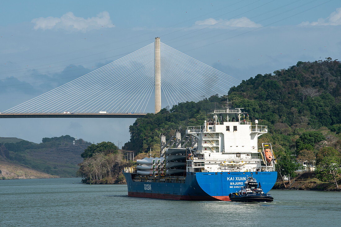 Ein Frachtschiff, das die Schleusen von Pedro Miguel im Panamakanal verlassen hat, nähert sich der Centennial Bridge auf der Westseite des Gatun-Sees, Panama, Mittelamerika