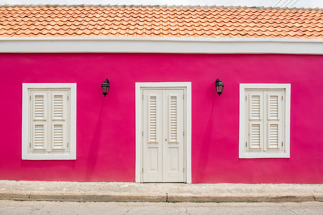 Häuser mit kräftigen Farben sind typisch für die Stadt, Willemstad, Curaçao, Niederländische Antillen, Karibik