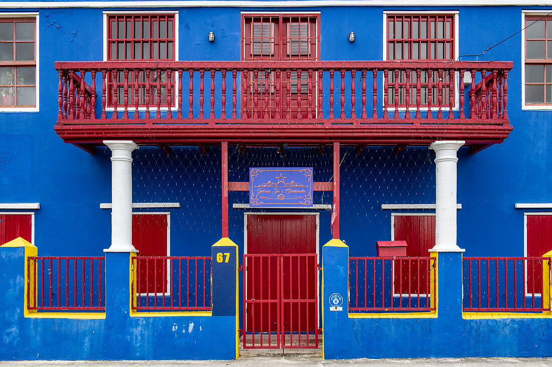 Häuser mit kräftigen Farben sind typisch für die Stadt, Willemstad, Curaçao, Niederländische Antillen, Karibik