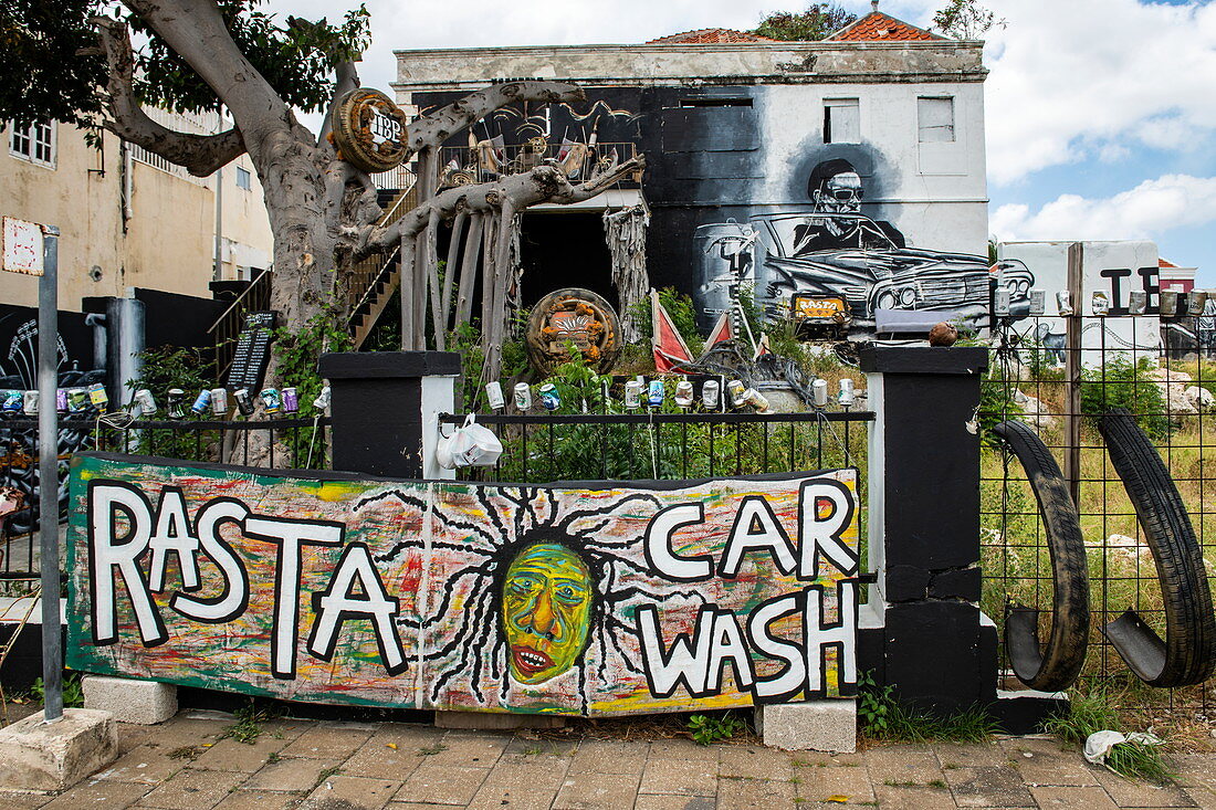 Ein Schild vor einem schrulligen Gebäude wirbt für 'Rasta Carwash', Willemstad, Curaçao, Niederländische Antillen, Karibik