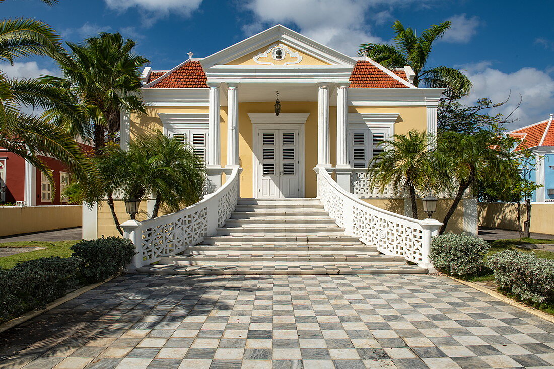 Restauriertes Gebäude mit Treppenaufgang, Willemstad, Curaçao, Niederländische Antillen, Karibik
