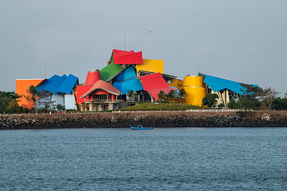 Bunte, schrullige Fassade von Frank Gehrys Biomuseo (Museum der Naturgeschichte Panamas), Panama City, Panama, Mittelamerika