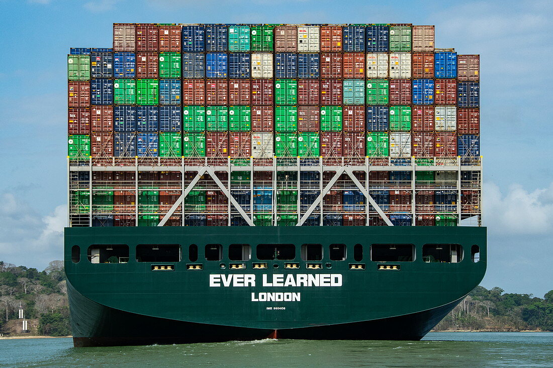 Rückansicht des Neo-Panamax-Containerschiffs Ever Learned im Gatun-See des Panamakanals, nahe Colon, Panama, Mittelamerika
