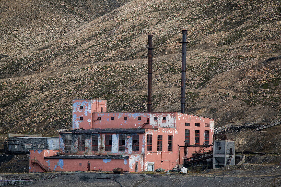Ein heruntergekommener Stromerzeugungsstandort ist ein vertrauter Anblick für Besucher der ehemaligen Kohlebergbaustadt Pyramiden, Billefjord, Spitzbergen, Norwegen, Europa
