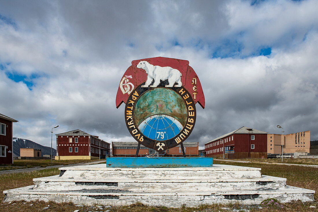 Ein Eisbär ziert das Symbol für die ehemalige Kohlebergbaustadt Pyramiden, Billefjord, Spitzbergen, Norwegen, Europa