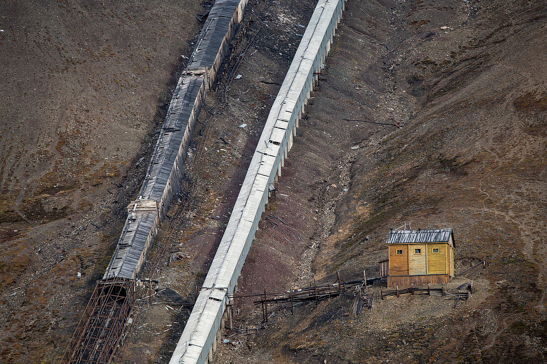Kohletransportsysteme auf der Seite eines steilen Berges außerhalb der ehemaligen Bergbaustadt Pyramiden, Billefjord, Spitzbergen, Norwegen, Europa