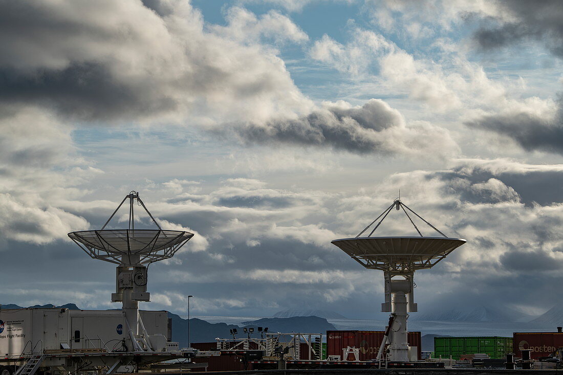 Satellitenantennen der NASA zeigen an diesem Drehkreuz für Nordforschung in den Himmel, Ny-Ålesund, Spitzbergen, Norwegen, Europa