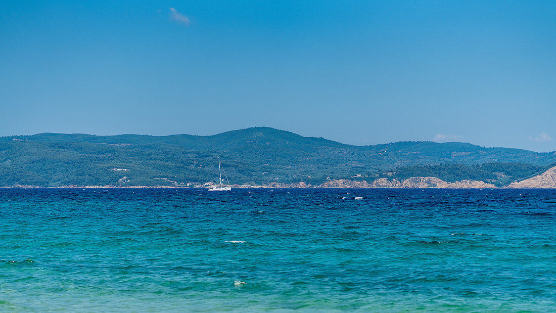 Segelboot in der Nähe des Mandraki Strandes, Skiathos, Griechenland