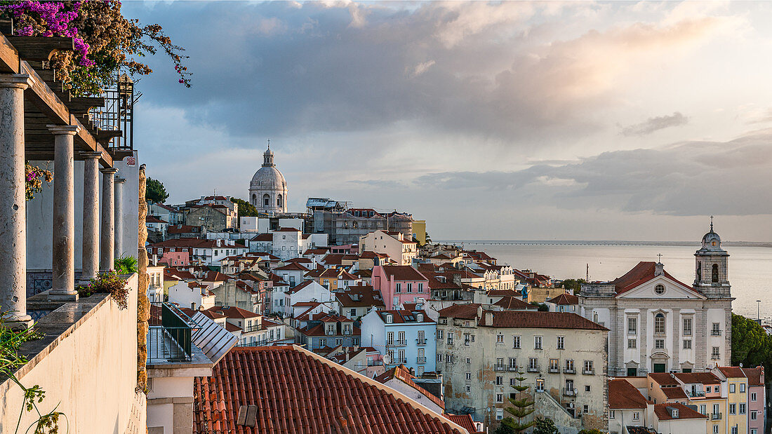 Aussicht kurz nach Sonnenaufgang vom Miradouro Santa Luzia auf die Alfama, einem der ältesten Stadteile in Lissabon, Portugal