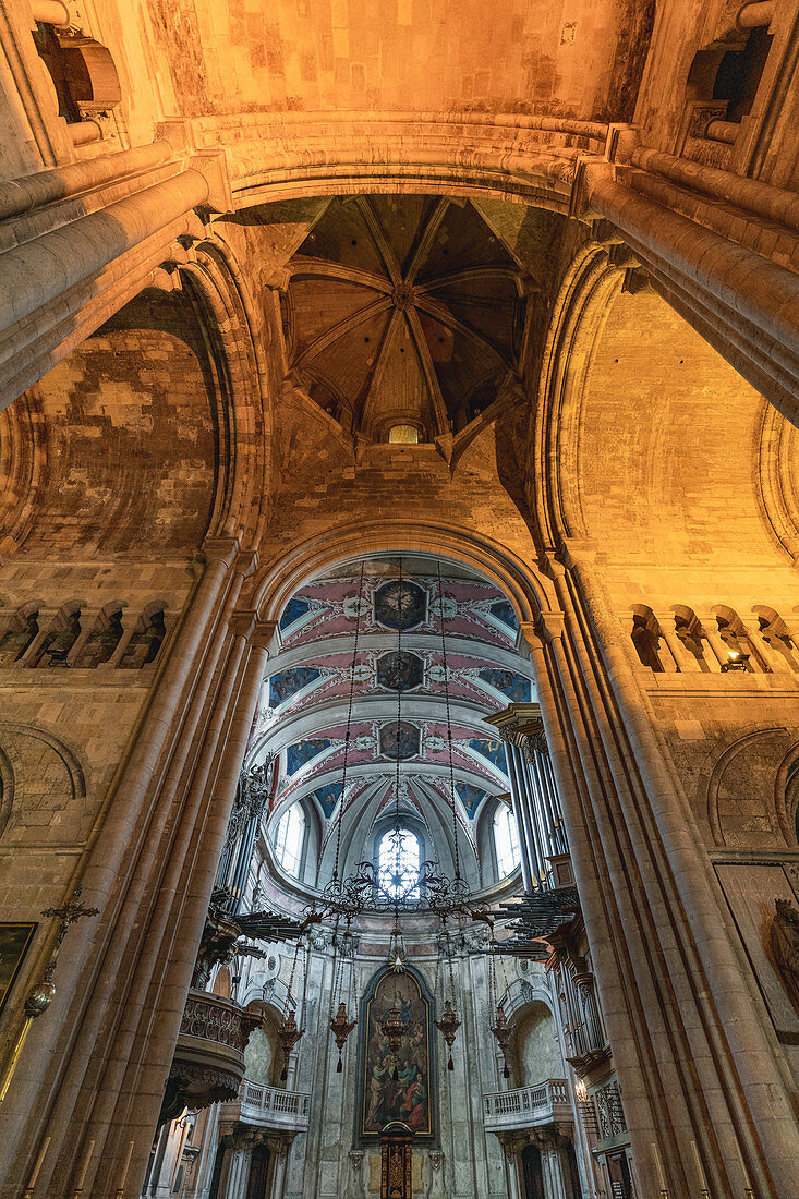 Blick nach oben in der Catedral Se Patriarcal in Lissabon, Portugal