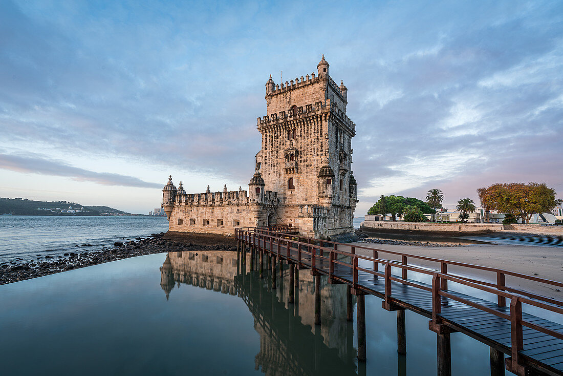 Morgens beim Torre de Belem, eines der Wahrzeichen von Lissabon, Portugal