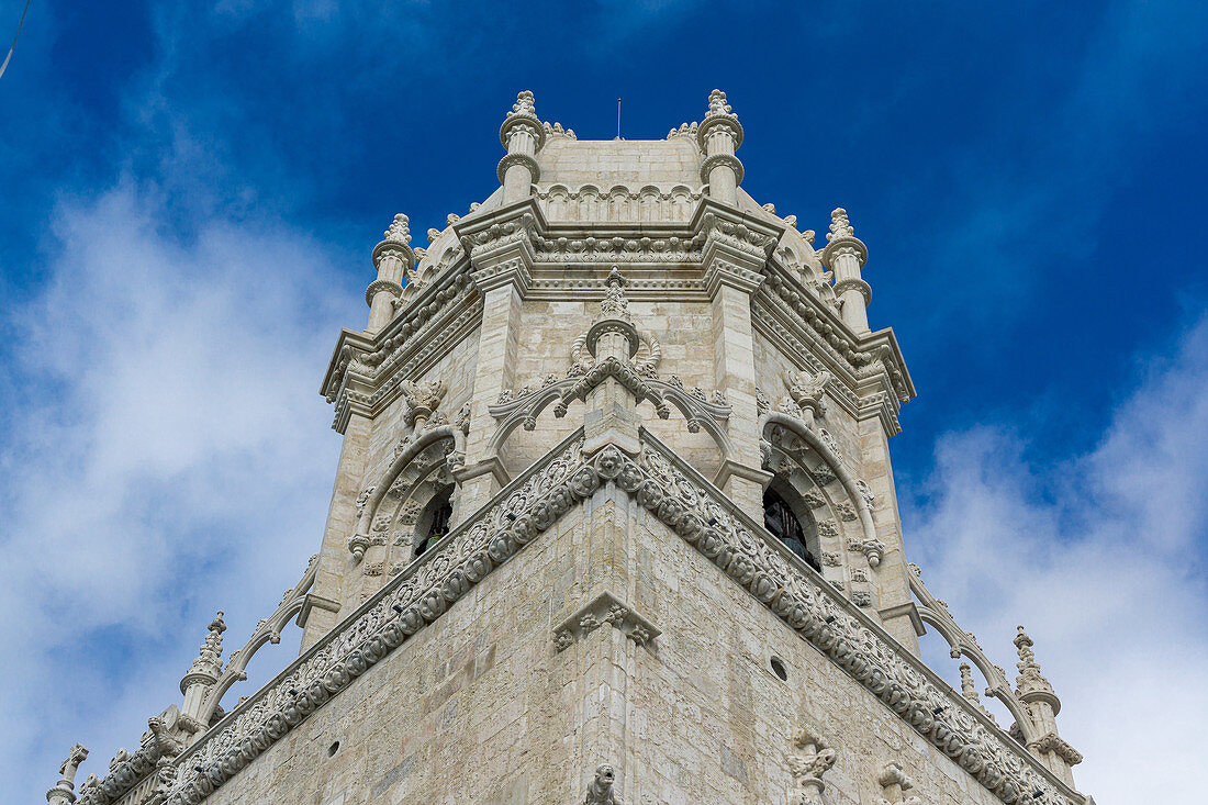 Blick auf einen der Türme des Hieronymusklosters in Lissabon, Portugal