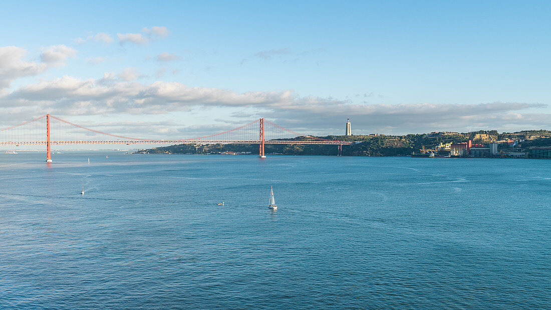 Blick auf den Tejo, die Ponte 25 de Abril und die Christus Statue, Lissabon, Portugal