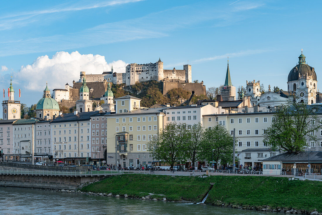 Blick auf die Salzach und die Burg Hohensalzburg in Salzburg, Österreich