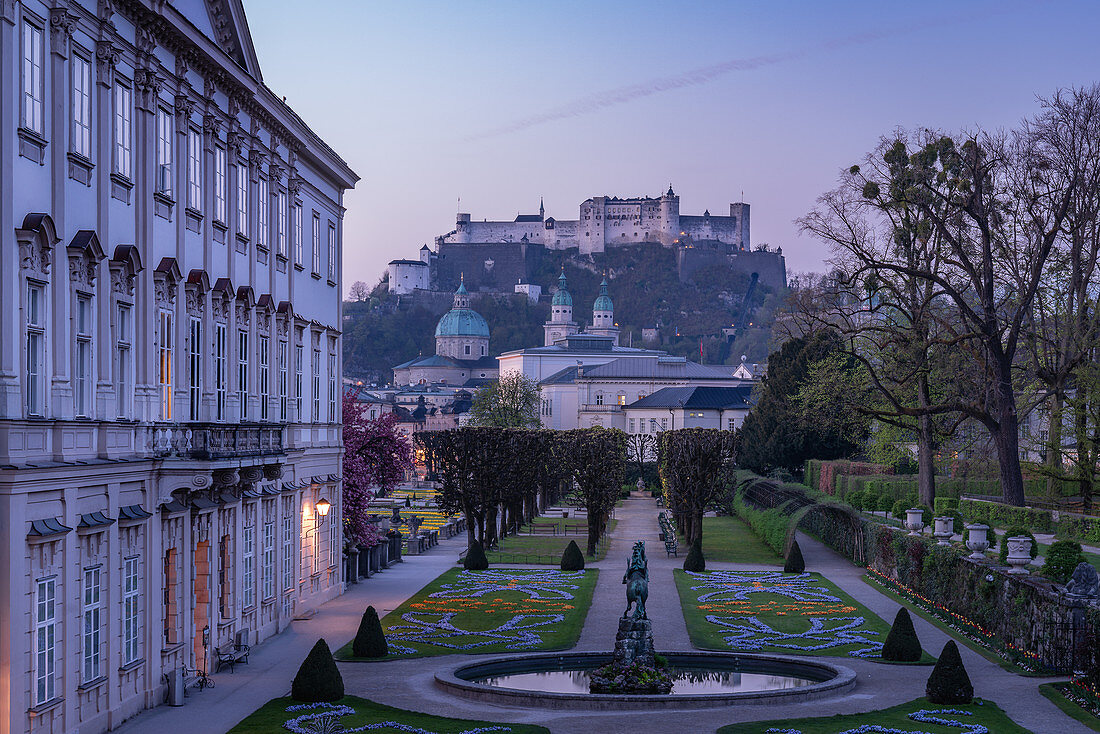 Frühmorgendlicher Blick auf den Mirabellgarten und die Burg Hohensalzburg, Salzburg, Österreich
