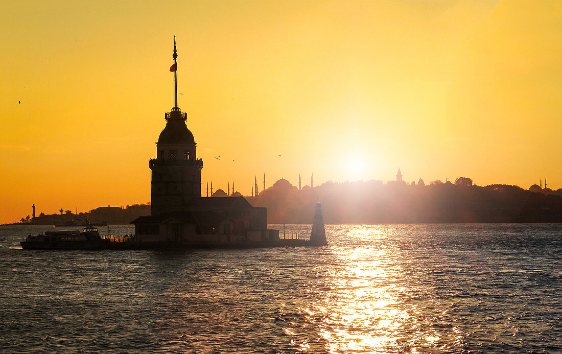 Sonnenuntergang mit Blick auf den Mädchenturm und die vielen Moscheen der Stadt, Istanbul, Türkei