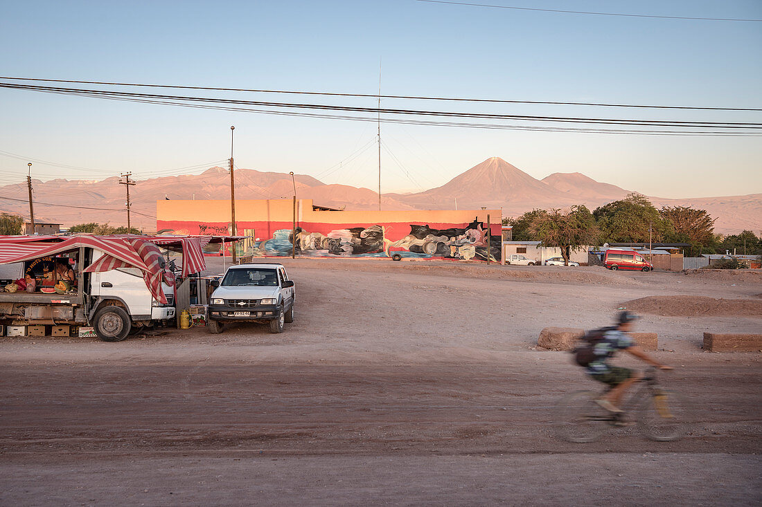 Market on the outskirts, view to Licancabur volcano in the Cordillera Occidental, San Pedro de Atacama, Atacama Desert, Antofagasta Region, Chile, South America