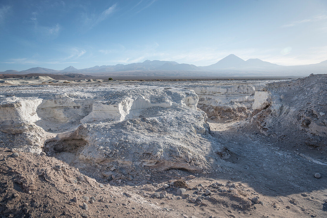 Mineralien Abbau, im Hintergrund Vulkan Licancabur in der Cordillera Occidental, San Pedro de Atacama, Atacama Wüste, Region Antofagasta, Chile, Südamerika