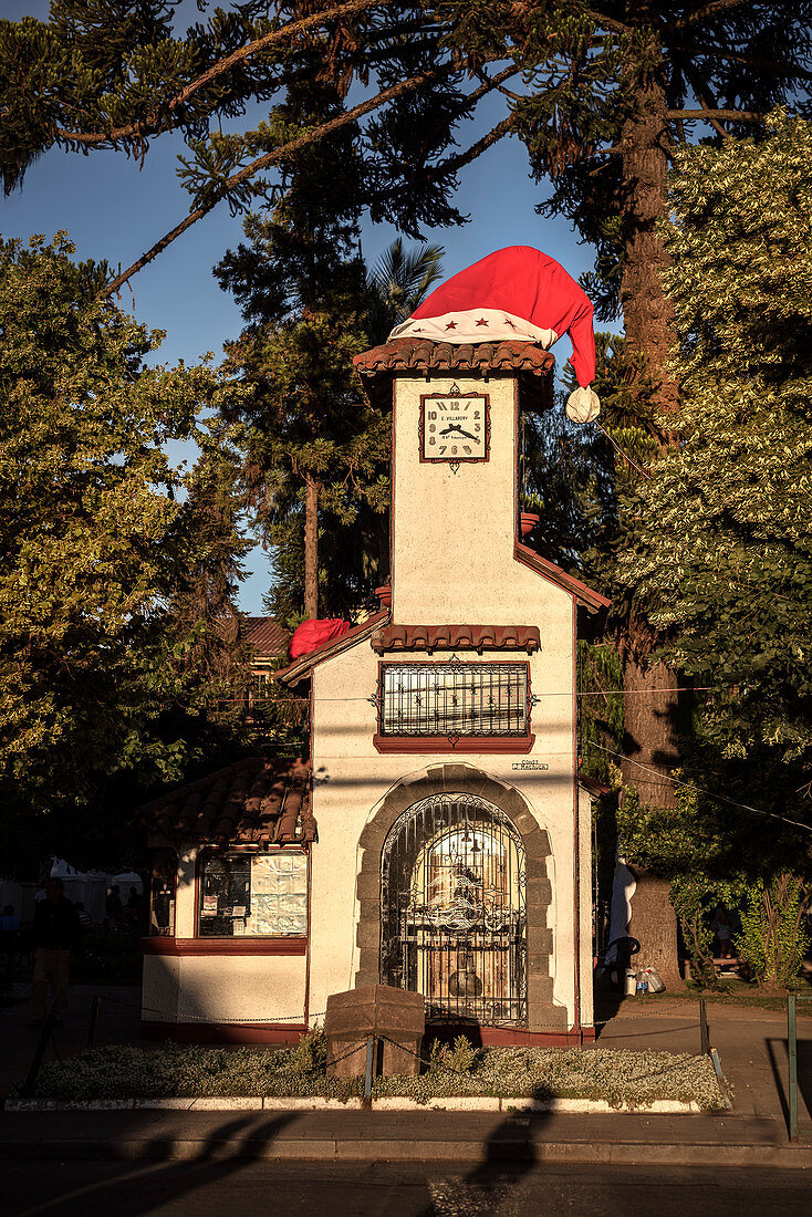 Uhrenturm mit Nikolaus Mütze am Plaza de Armas, Santa Cruz, Colchagua Tal (Weinanbau Gebiet), Chile, Südamerika