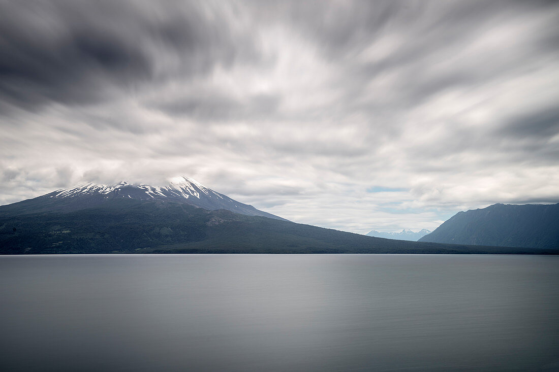 Blick zum wolkenverhangenen Osorno Vulkan, Llanquihue  See, Region de los Lagos, Chile, Südamerika