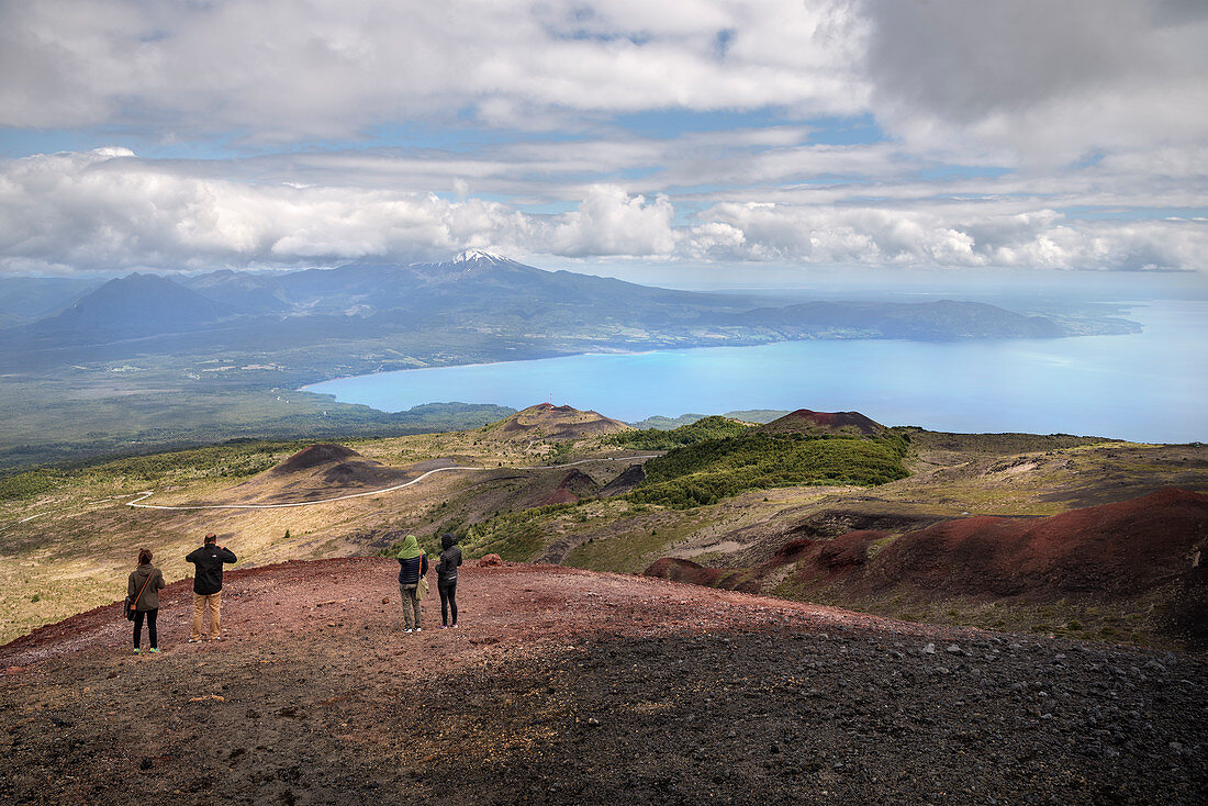 Touristen blicken vom Osorno hin zum Calbuco Vulkan, Llanquihue See, Region de los Lagos, Chile, Südamerika