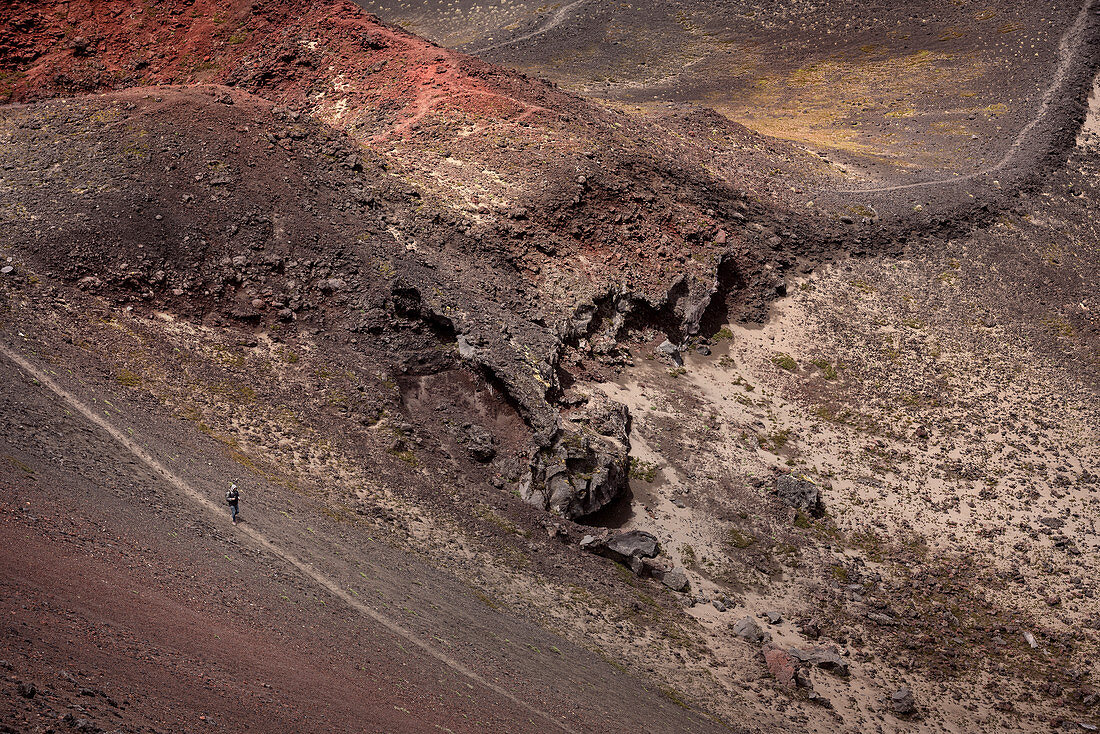 Detail einer Person die auf Vulkanlandschaft des Osorno läuft, Region de los Lagos, Chile, Südamerika