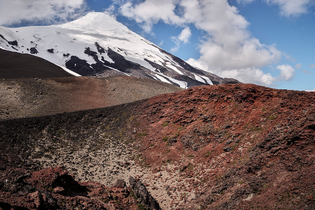 der schneebedeckte Gipfel des Osorno Vulkans, Region de los Lagos, Chile, Südamerika