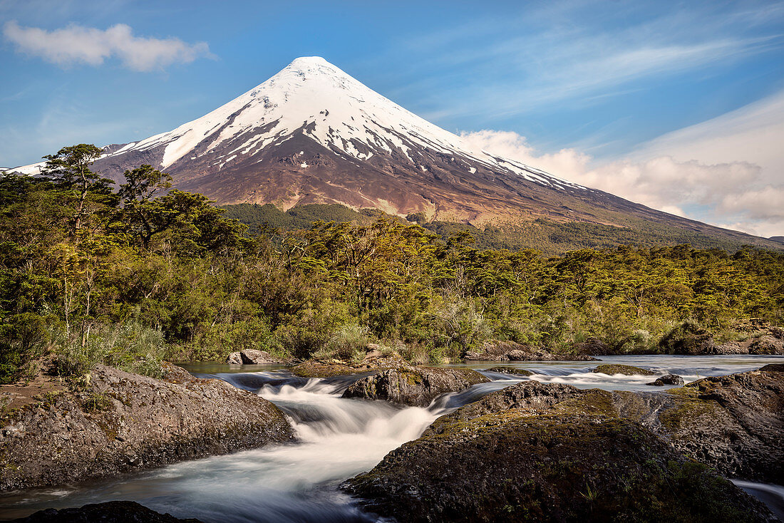 Blick über Saltos (Wasserfälle) des Rio Petrohue hin zum Osorno Vulkan, Region de los Lagos, Chile, Südamerika