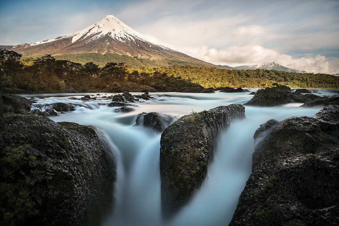 Blick über Saltos (Wasserfälle) des Rio Petrohue hin zum Osorno Vulkan, Region de los Lagos, Chile, Südamerika