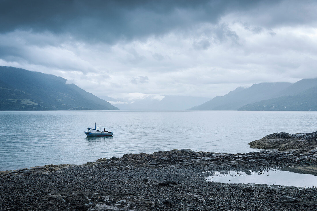einzelnes kleines Boot im Fjord Estero Reloncavi, Region de los Lagos, Chile, Südamerika