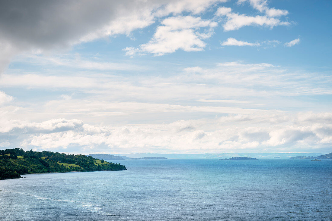 Blick auf See und die darin befindlichen Inseln, Lago Ranco, Region de los Lagos, Chile, Südamerika