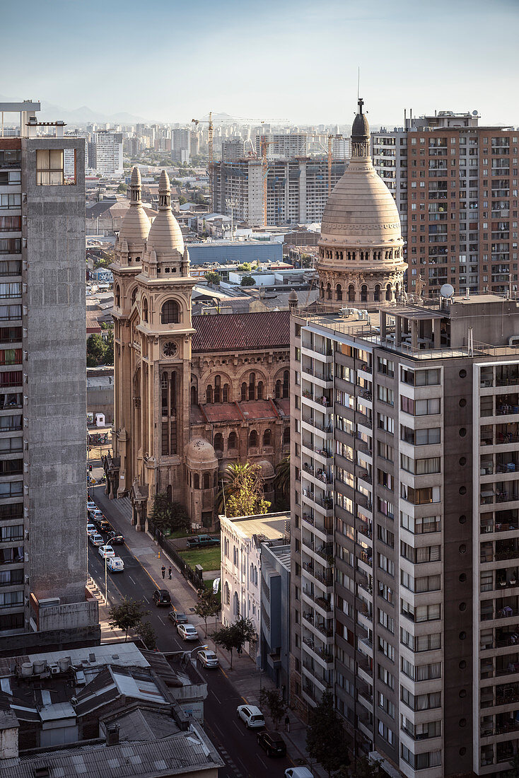 Basilika umgeben von Hochhäusern, Hauptstadt Santiago de Chile, Chile, Südamerika